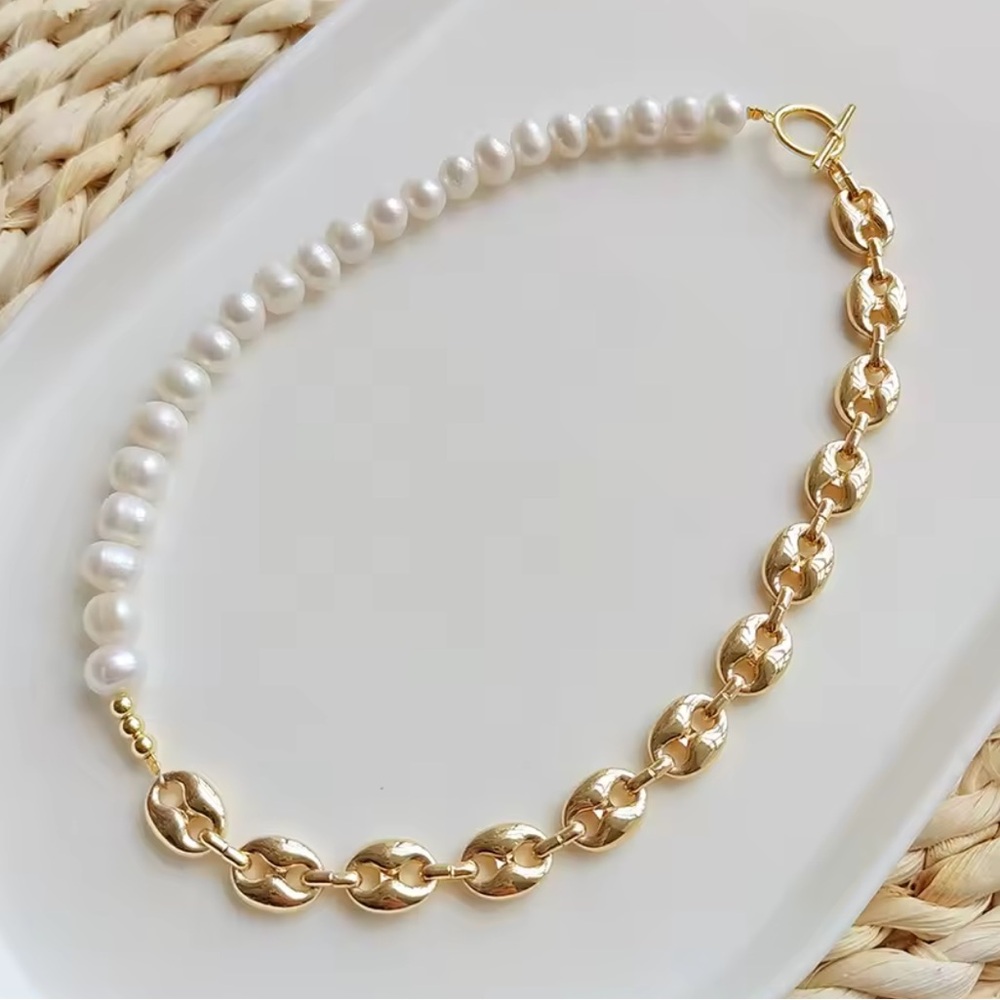 Chic Gold and Pearl Necklace